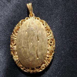 Vintage 70s Judy Lee Gold-Tone Oval Filigree Pendant - Women Jewelry